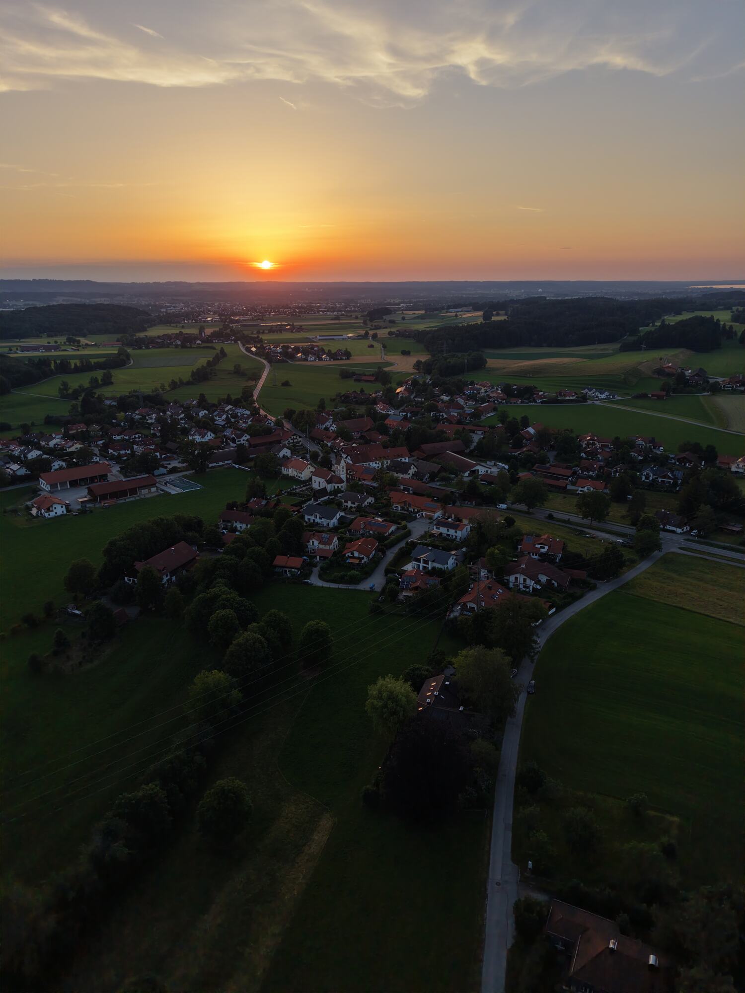 Oberbayerisches Dorf im Abendlicht aus der Luft