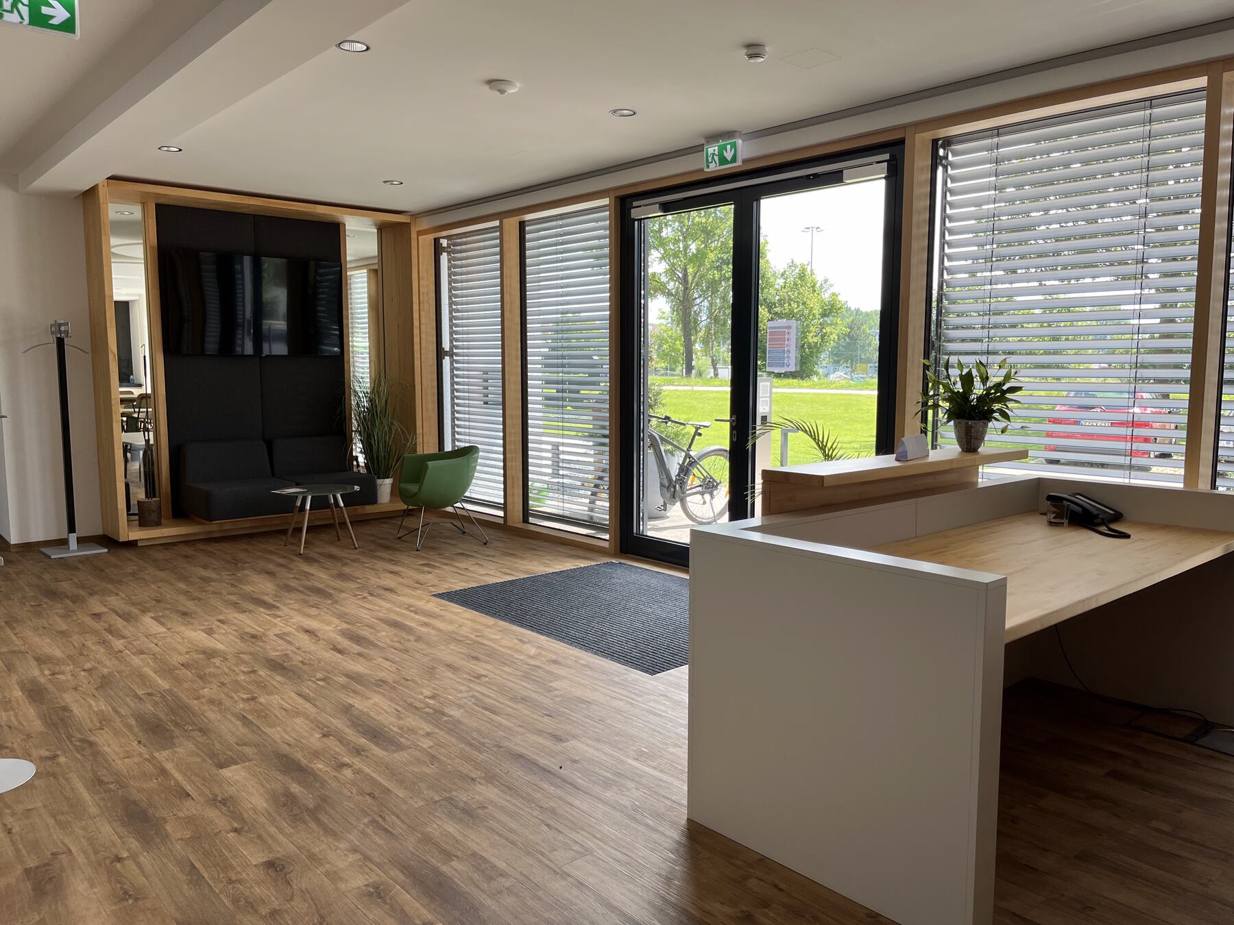Helles Büro mit Empfangstresen