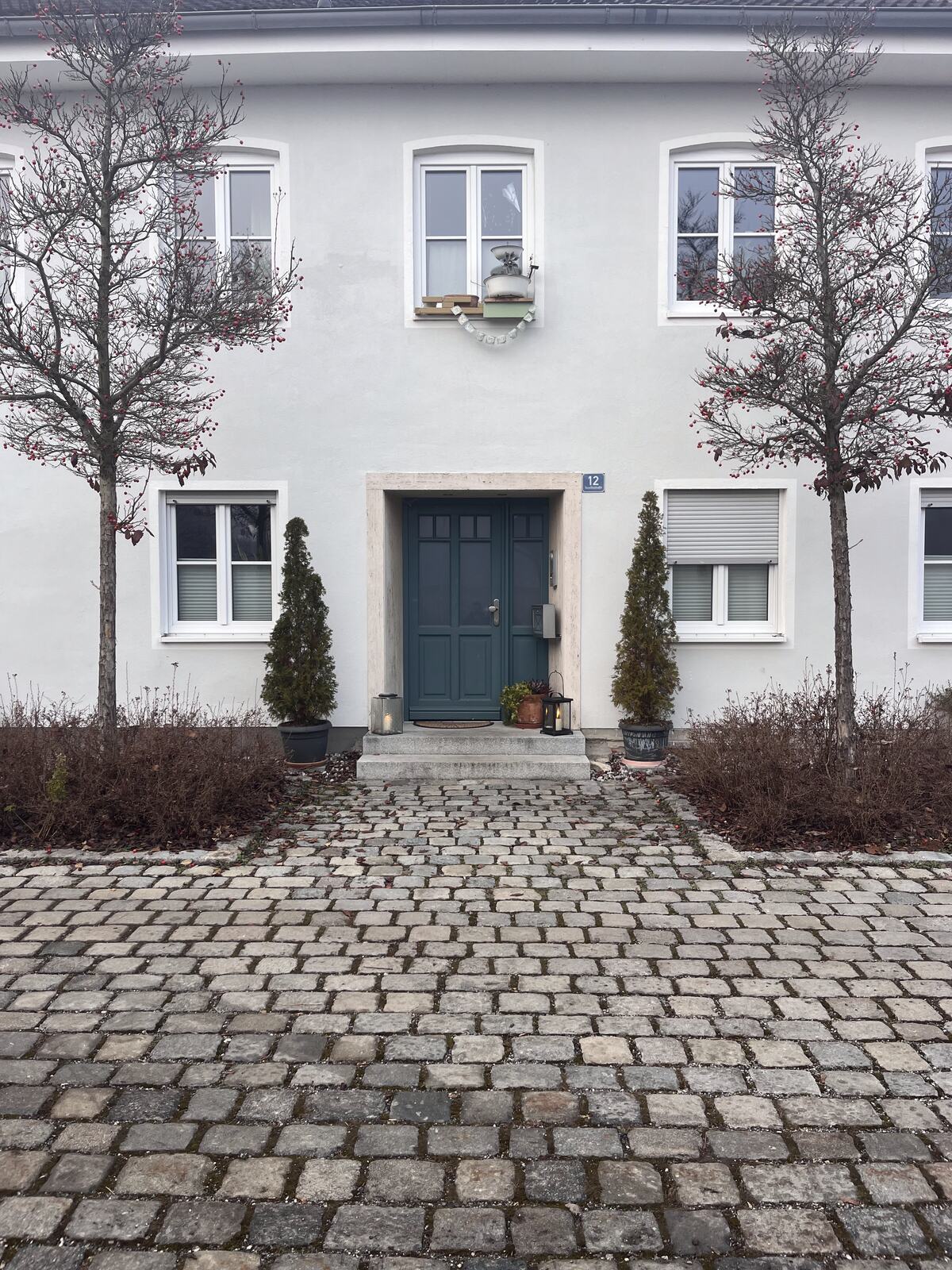 Hauseingang eines gepflegten Mehrfamilienhauses