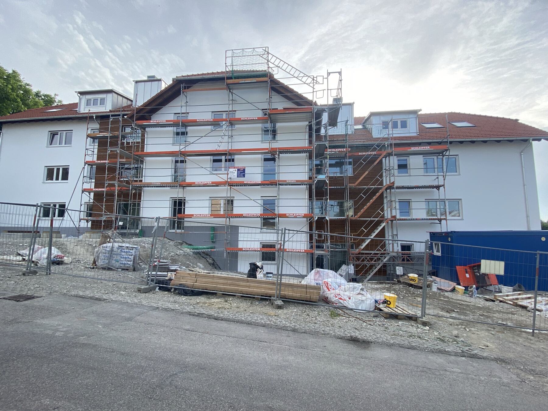 Mehrfamilienhaus mit Gerüst während einer Sanierung