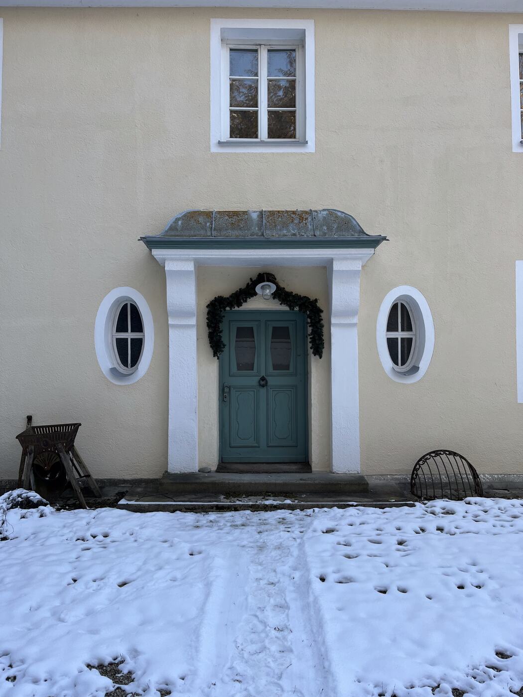 Historische Haustür eines Mehrfamilienhauses