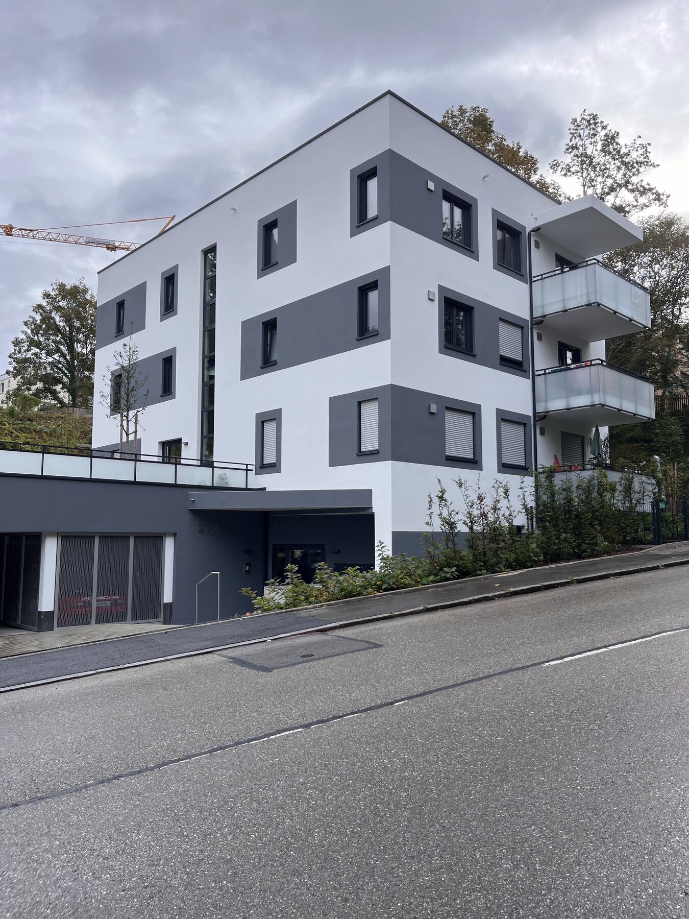 Neubau-Mehrfamilienhaus mit moderner Fassade