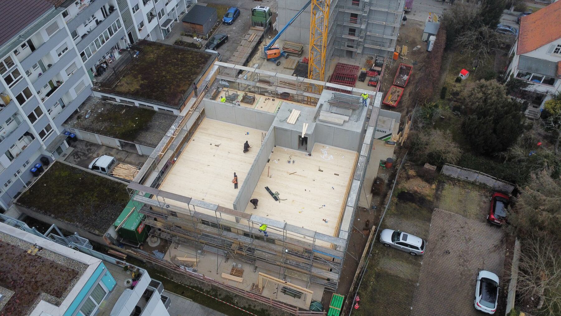 Luftaufnahme eines Neubauprojekts mit Kran