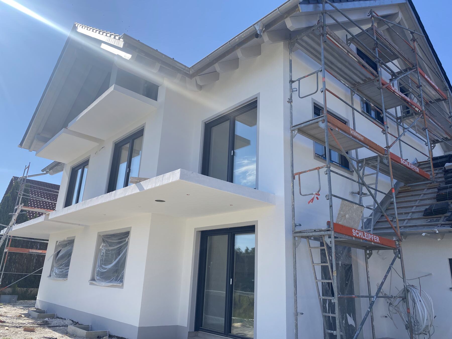 Wohnhaus während der Sanierung mit Gerüst