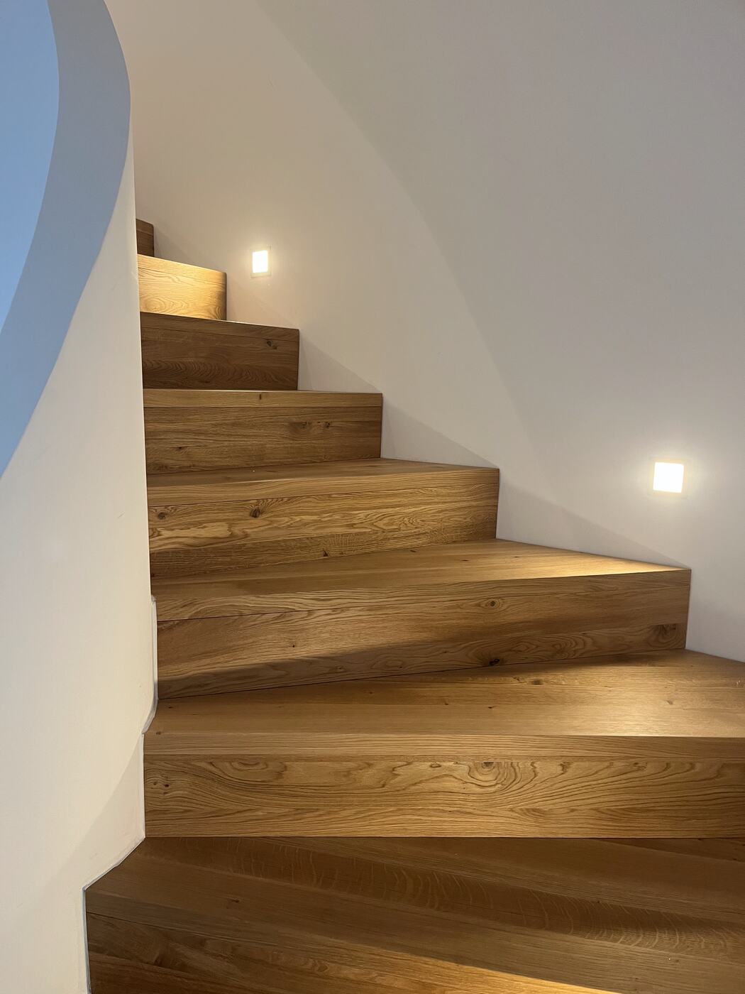 Holztreppe in einer Wohnung