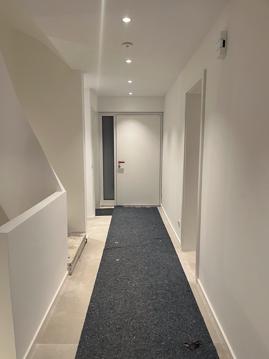 Hausflur mit Wohnungstüren