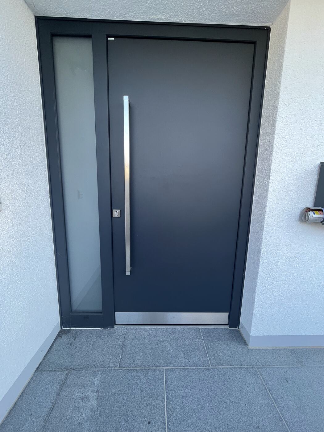 Neue Hauseingangstür mit Edelstahlgriff