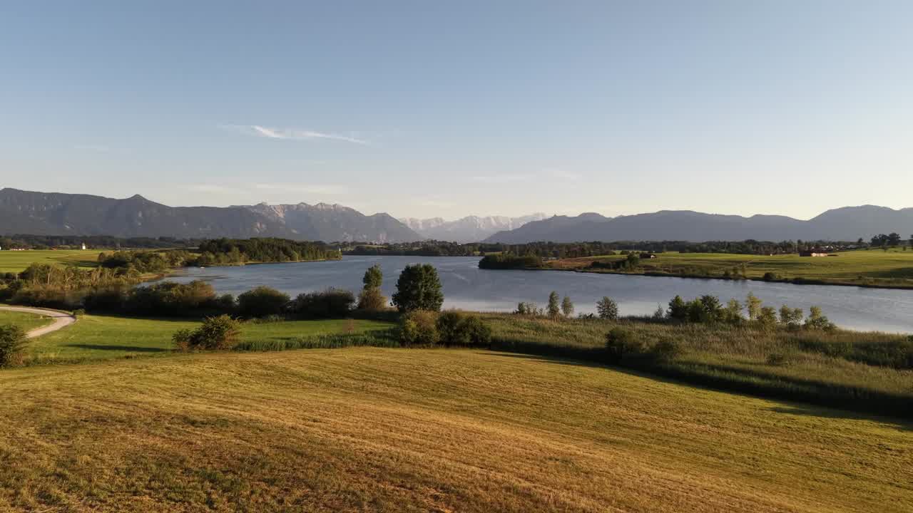 Luftaufnahme des Riegsees im Abendlicht vor dem Wettersteingebirge